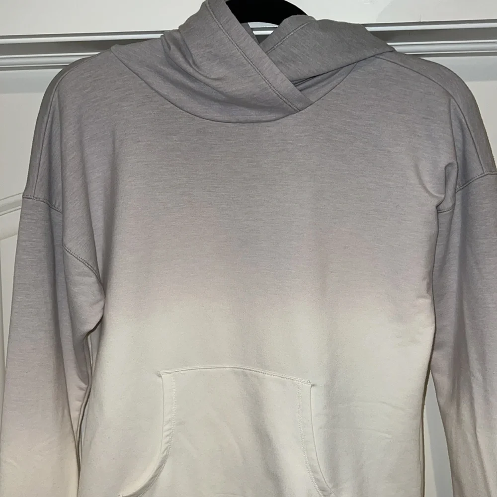 Calia by Carrie Underwood stretchy ombré sweatshirt with thumb holes. - Picture 2 of 2